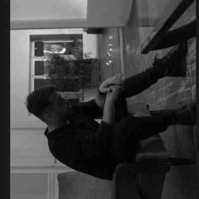 آهنگ لکنت میگیرم بگی عاشقمی اره شب تاریکو روشن میکنی ماه منی اخه