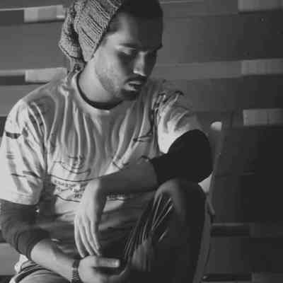 آهنگ مثلا من تو یه دریا زیر پامون شن بالا سر ابرا صدا باد بیاد موجم همراش