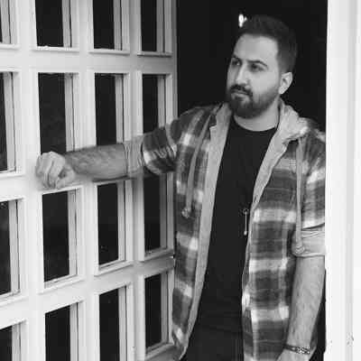 آهنگ لبخند تو را آیینه دزدید تا قاب بگیرد حق داشت شبی که تو رسیدی مهتاب بگیرد