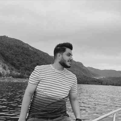 آهنگ این آدم بی ادعا اسمتو میزنه با کل وجودش صدا عشق تو میبره قلب منو تا نا کجا