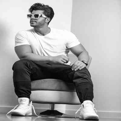 آهنگ خوب جايی رو زد اون دل بی رحمت نفهمیدی من بودم از زندگی سهمت