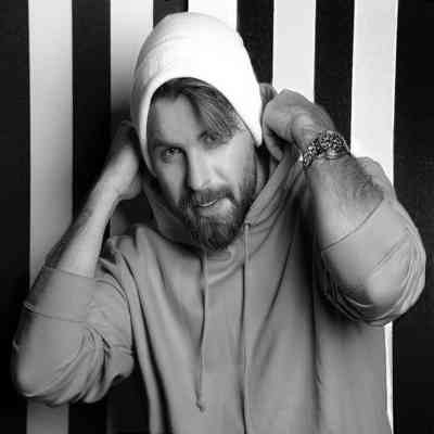 آهنگ قلبم همینجا بود خیلی عجیبه نیست هیچ قفلی نشکسته سارق غریبه نیست