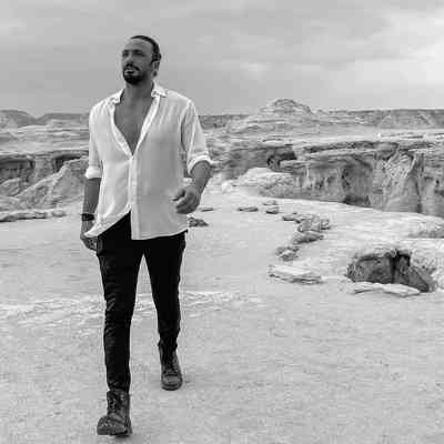 آهنگ بیا تا دستتو بگیرم پای تو بشینم اشکاتو ببوسم و اخمتو نبینم