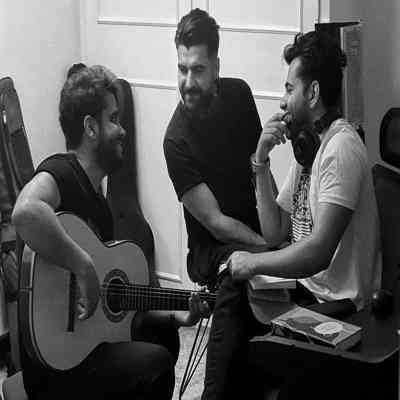 آهنگ یه شبه دل تو با دل من بد شد دوری دو روزمون ببین چقدر شد