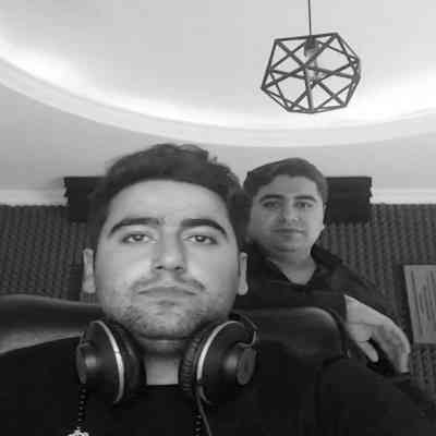 آهنگ میشینه به قلبم چشات که رنگ دریاست میمونی تا تهش از اون چشات که پیداست