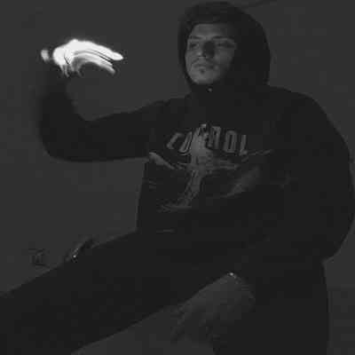 آهنگ تو میرقصی منم آروم تورو میگیرم تو میخندی منم آروم میمیرم