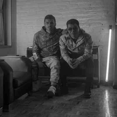 آهنگ دارم از دردت میپیچم به خودم دارن از قلبت بیرونت میکنن این فکرا دیوونم میکنن