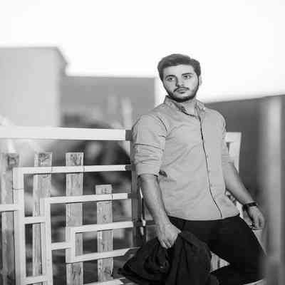 آهنگ ماجرای گریه های بی دلیل داره بالا میگیره توی شبام بی تو به مرگ بدی مشغولم