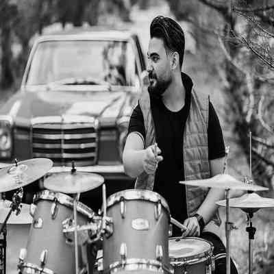 آهنگ منطقی نیستم حرفا که میزنی منطقی نیستم گیرای بی معنی منطقی نیستم این همه دلهوره