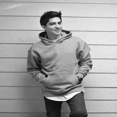 آهنگ مگه دل میشه نخوادش نشه باز مست و خرابش وقتی دل میبره از من بهش میگم من می خوامش