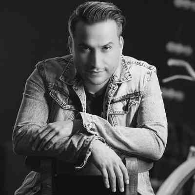 آهنگ تویی بیداری ی ماهی توی خواب زیبای خفته جای اسمت روی گوشیم هر دفعه نفس میوفته