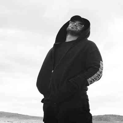 آهنگ یکی بیاد نجاتم بده از این همه حسای فیک