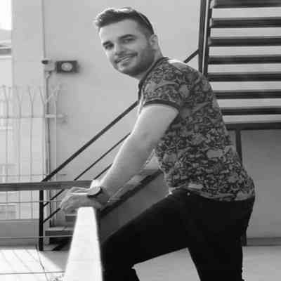 آهنگ درسته پشتمو خالى کردى ولی کم نمیارم من یه مرده ى متحرکم ولى ادامه دارم