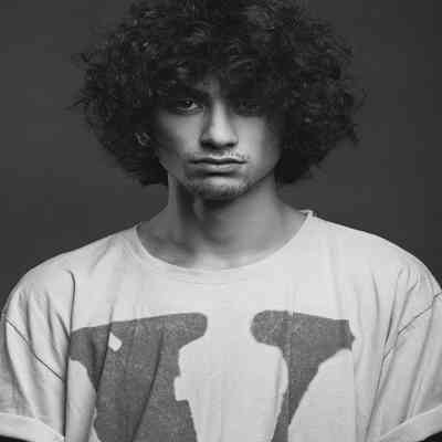 آهنگ تو جذابى نمیتونم اسون از تو رد بشم تو فرق دارى نمیتونم از چشماى نازت دور بشم تو کمیابى