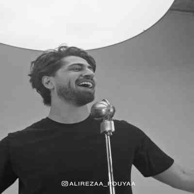 آهنگ تپش قلب من میگه دل من درگیرشه تو کنار من باشی که ازت کم نمیشه