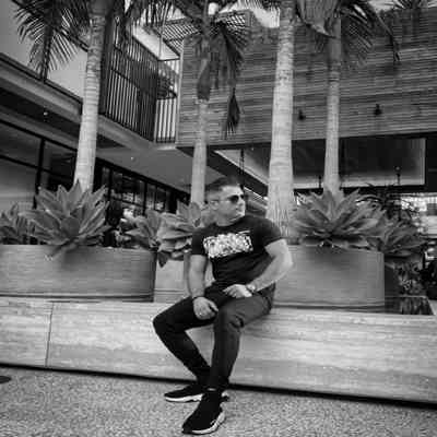 آهنگ عشق یعنی حال من بات خوبه یعنی قلب خستم به عشقت میکوبه