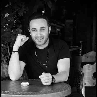 آهنگ دوس ندارم تقدیرمو با جای خالیات درگیرمو بدون تو چیکار کنم کی آروم کنه سر گیجو