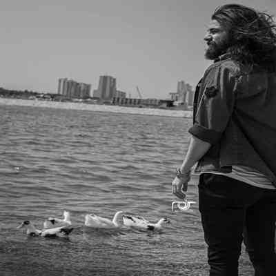 آهنگ تو خود انگیزه ای تو این شلوغیا آخ چقد دلتنگتم وقتی داره بارون میاد آخ گل باغ دلم