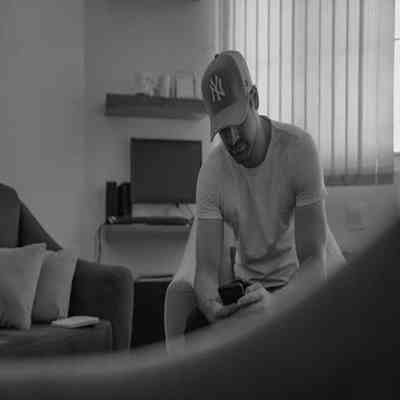 آهنگ اگه رفتی زیر بارون تو خیابون خبرم کن لعنت به چشمایی که بعد تو شبا خوابش بره