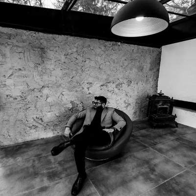 آهنگ من به آینه ی اتاقت حسودیم میشه