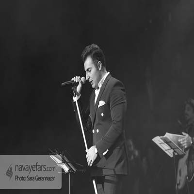 آهنگ تماشا کن این لحظه هایی رو که دارن خیس میشن چشام روبروت