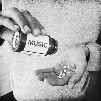 آهنگ دلم ربوده ای فریبانه به انتظار تو غریبانه نشسته ام ببینم آن دو چشم مست و دلبرانه